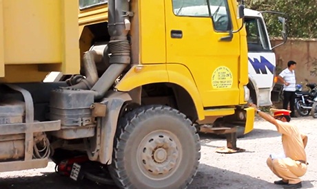 Va chạm với xe ben, thanh niên chết thảm trên đường đi xin việc - 1 Hiện trường vụ tai nạn khiến nam thanh niên tử vong trên đường
đi xin việc