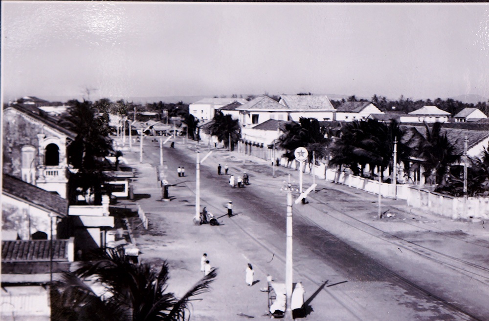 Đường Gia Long nay là đường Nguyễn Huệ, phường Đức
Nghĩa ngày mới giải phóng