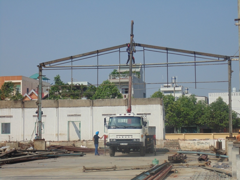 Sau vụ tai nạn chết người, công việc tháo dỡ được tiếp tục. 