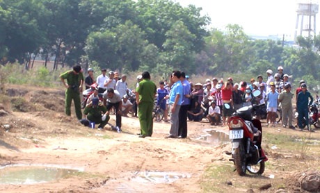 Một thanh niên chết bất thường giữa bãi đất trống - 1 Cơ quan công an khám nghiệm hiện trường