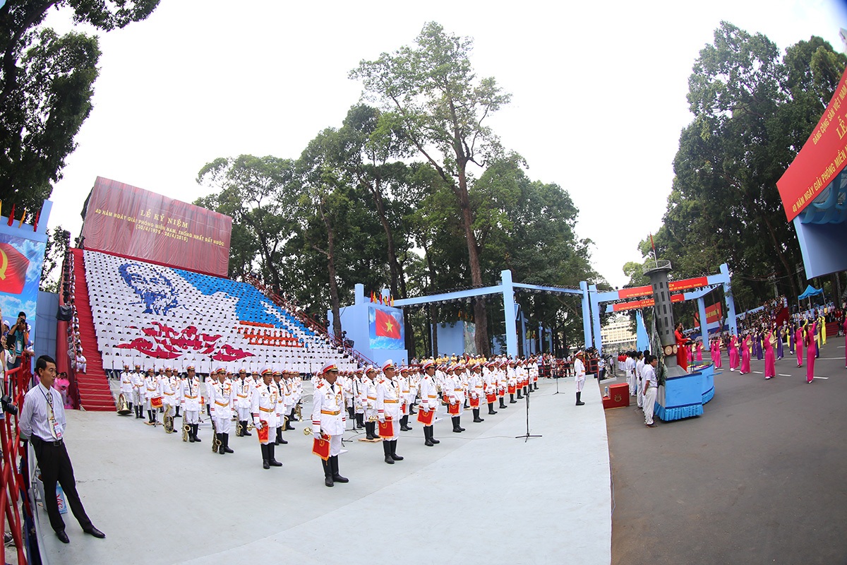 Hình ảnh cờ Tổ quốc, Bác Hồ và người lính Hải Quân được 900 sinh viên xếp hình tạo thành