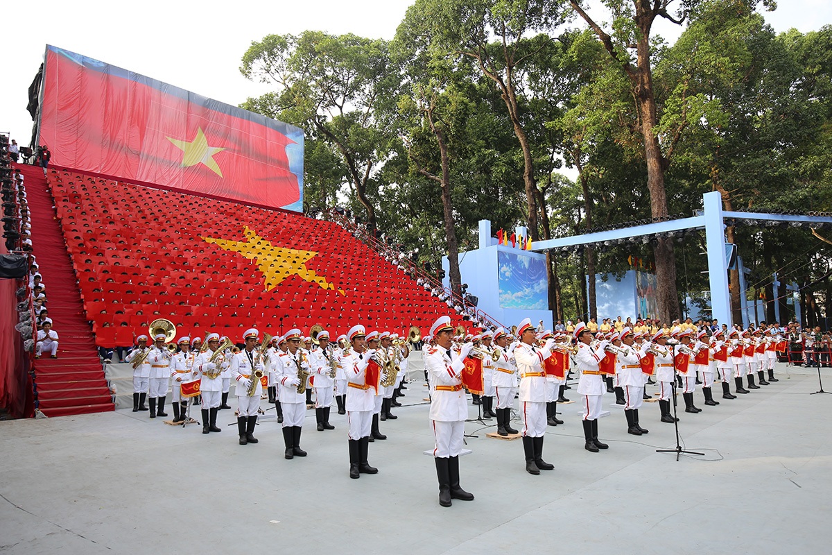 Hình ảnh cờ Tổ quốc, Bác Hồ và người lính Hải Quân được 900 sinh viên xếp hình tạo thành