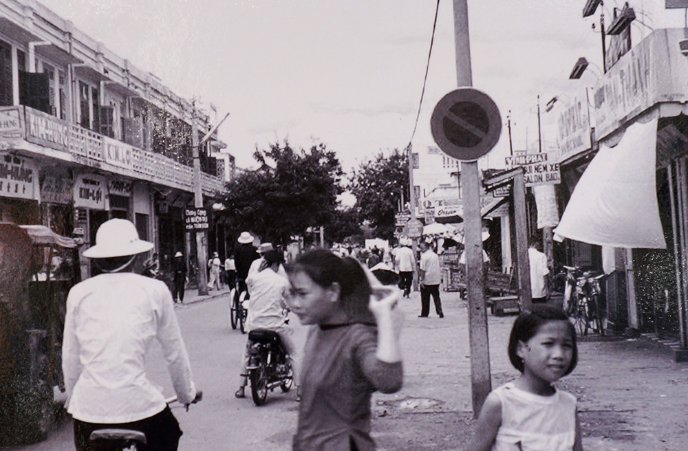 Đường Gia Long nay là đường Nguyễn Huệ, phường Đức
Nghĩa ngày mới giải phóng