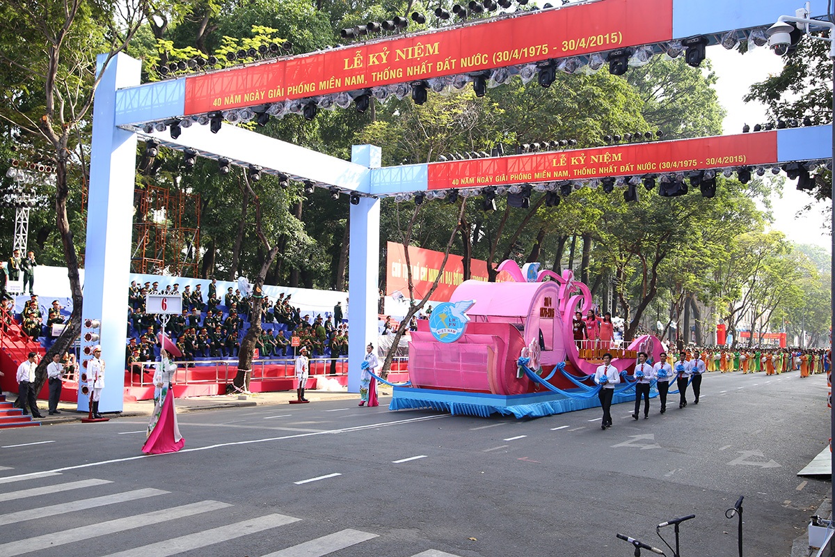 Khối diễu hành của Phụ nữ Việt Nam