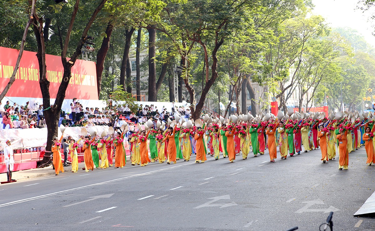 Khối diễu hành của Phụ nữ Việt Nam