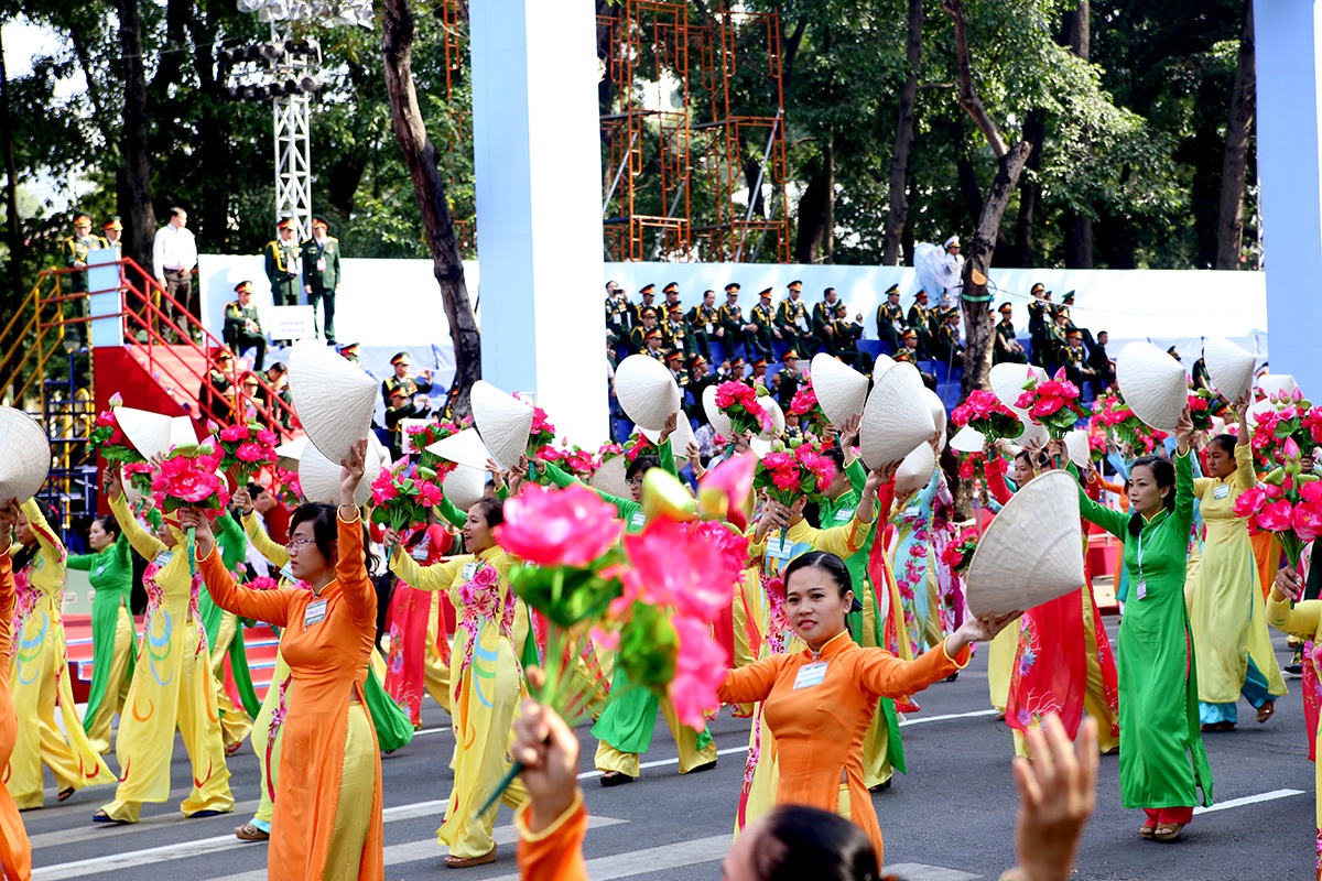 Khối diễu hành của Phụ nữ Việt Nam