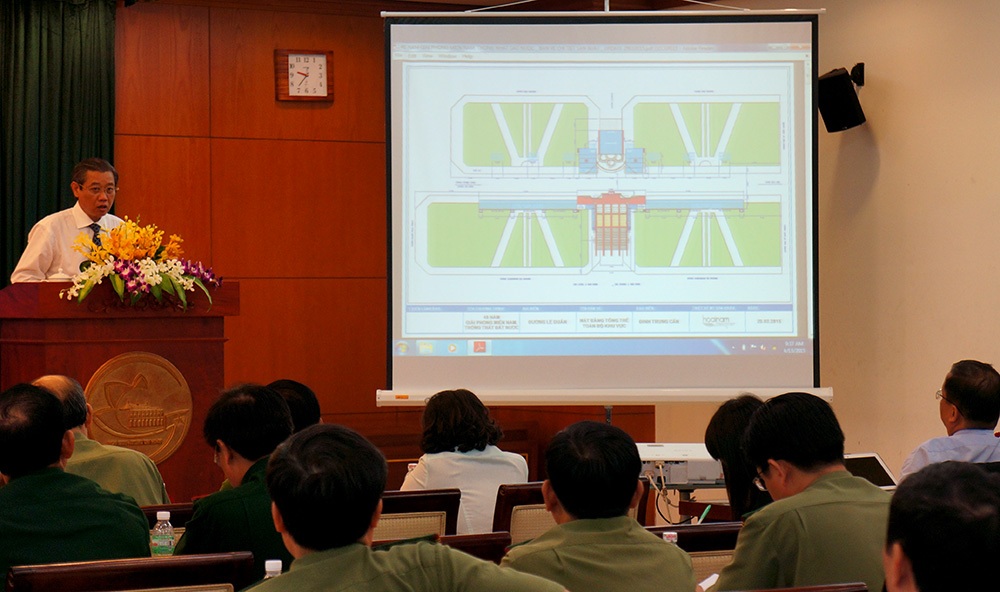 Ông Hứa Ngọc Thuận - Phó Chủ tịch UBND TPHCM hướng dẫn sơ đồ diễu binh 