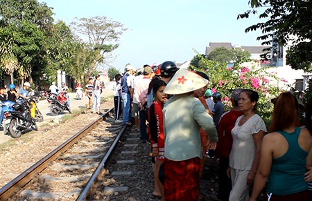 Người dân tập trung quanh hiện trường vụ tai nạn khiến 2 bà cháu chết thảm