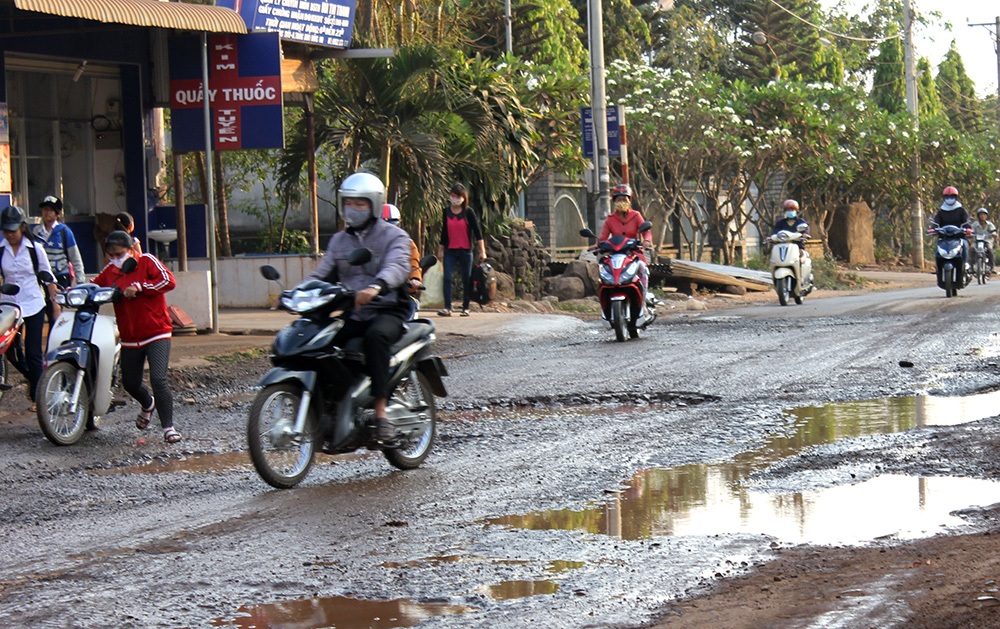 Nhiều tuyến đường dân sinh đang bị xe quá tải né trạm cân băm nát
