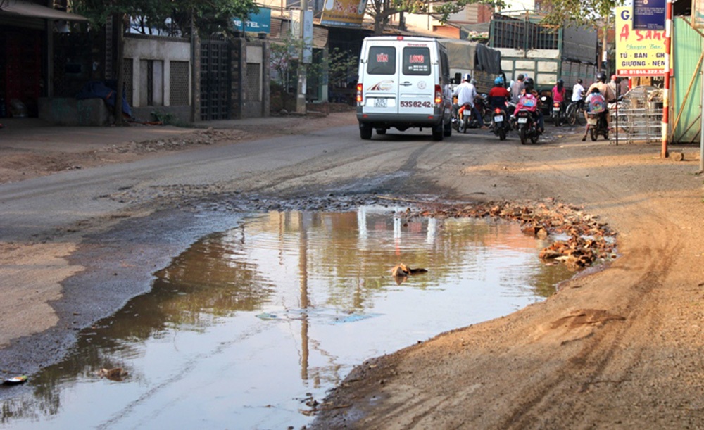 Ổ voi xuất hiện ngày càng nhiều do xe né trạm cân để lại