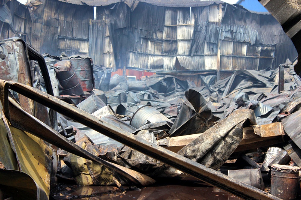 Vụ cháy suốt đêm tại Bình Dương: Có thể do chập điện tại kho số 8 - 2 Cảnh hoang tàn sau vụ cháy kéo dài suốt đêm tại kho số 8 và số 9