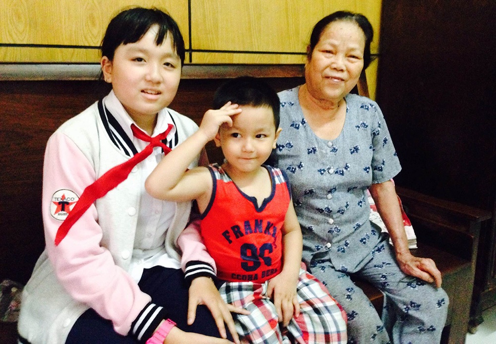 Huyền thoại nữ biệt động Sài Gòn: Tình yêu làm nên điều kỳ diệu! - 1 Nữ chiến sĩ biệt động Nguyễn Thị Mai bên hai người cháu.