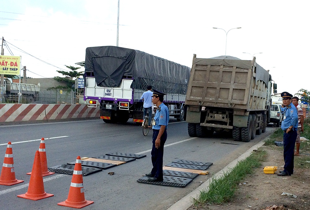 “Mật phục” xe quá tải trên đường Võ Nguyên Giáp - 1 Kiểm tra tải trọng xe trên đường Võ Nguyên Giáp chiều 27/5