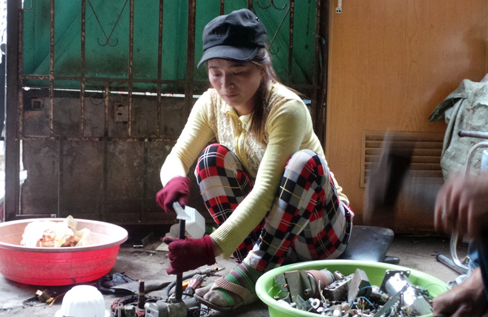 Vẫn chưa thể “phán quyết” số tiền 5 triệu yên - 2 Trong thời gian chờ đợi, chị Hồng vẫn cặm cụi mưu sinh kiếm sống qua ngày