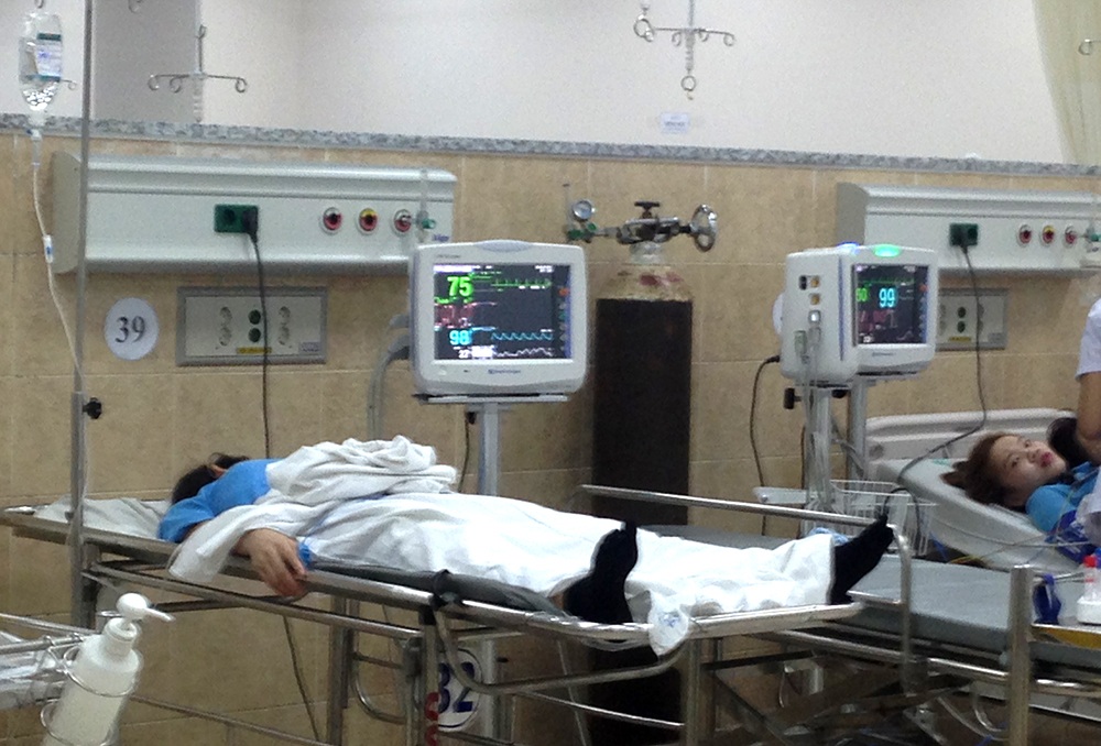 Vụ khí độc từ máy làm lạnh: Công nhân trở lại làm việc tiếp tục ngất xỉu - 1 Những công nhân bị ngộ độc khí được đưa đi cấp cứu vào chiều 26/5