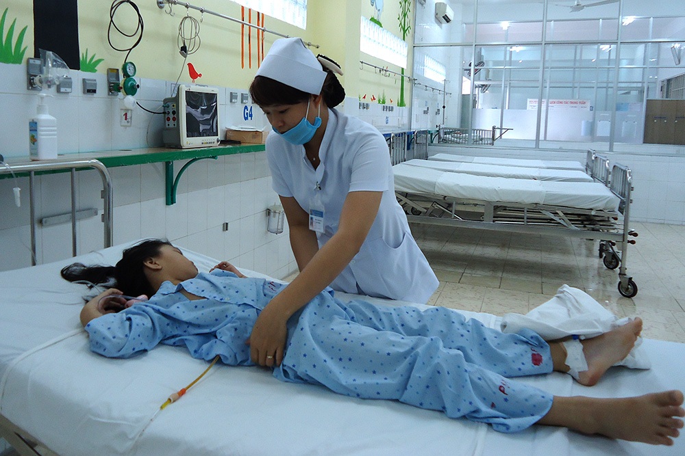 Phẫu thuật cắt giãn ống mật ở bệnh nhi có 3 ống gan hiếm gặp - 1 Bé Nguyễn Thị Q.A đang được các bác sĩ chăm sóc sau ca phẫu thuật