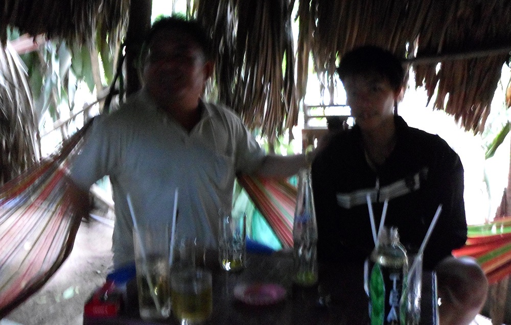 “Hiệp sĩ” Bình Dương tóm gọn tên trộm 9 ngón - 1 Hiệp sĩ Thanh Hải (bìa trái) vạch mặt tên trộm 9 ngón tại quán cà phê