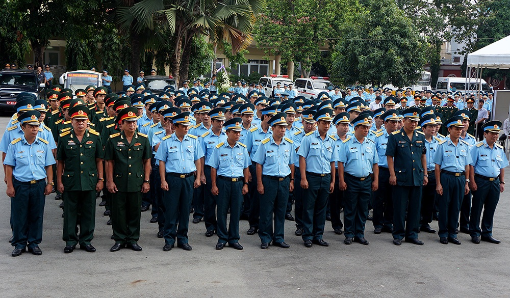 Tiễn biệt hai phi công Su – 22 hy sinh trên biển - 6 7h sáng, đồng đội có mặt tại nhà tang lễ Bộ Quốc phòng viếng hai phi công hy sinh khi làm nhiệm vụ