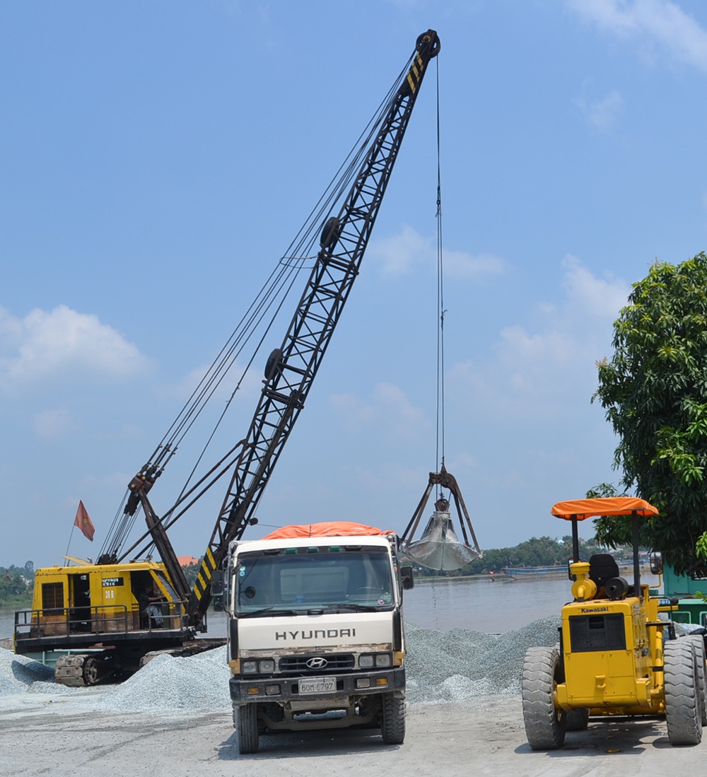 Bến thủy nội địa tiếp tay cho "cát tặc" lộng hành - 1 Một bến thủy nội địa hoạt động không phép ở xã Tân Hạnh, thành phố Biên Hòa