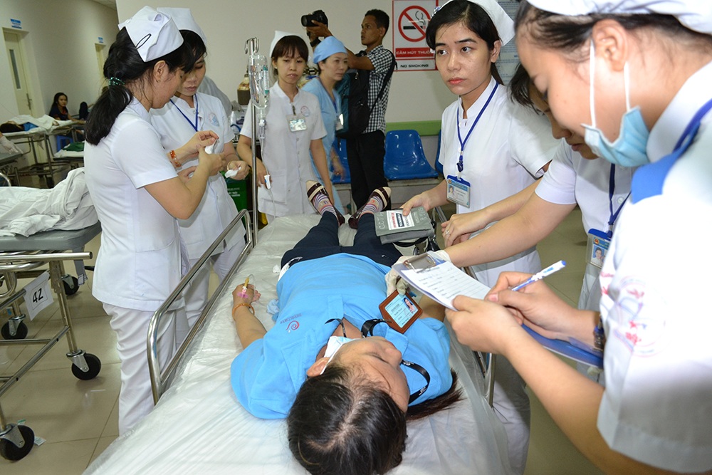 Công nhân bị ngộ độc được chăm sóc tại Bệnh viện Đa khoa Đồng Nai