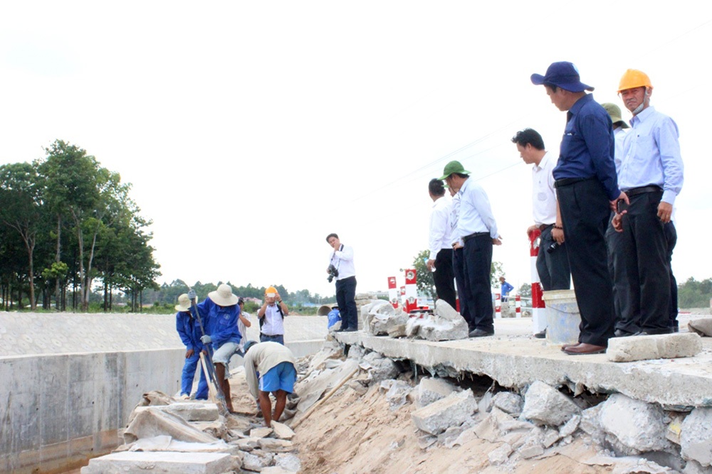 Công trình 300 tỷ nứt toác sau 1 trận mưa: Chưa đánh giá kỹ địa chất - 1 Lãnh đạo UBND tỉnh Bình Dương kiểm tra công trình bờ kè Kênh Ba Bò sáng 29/5.