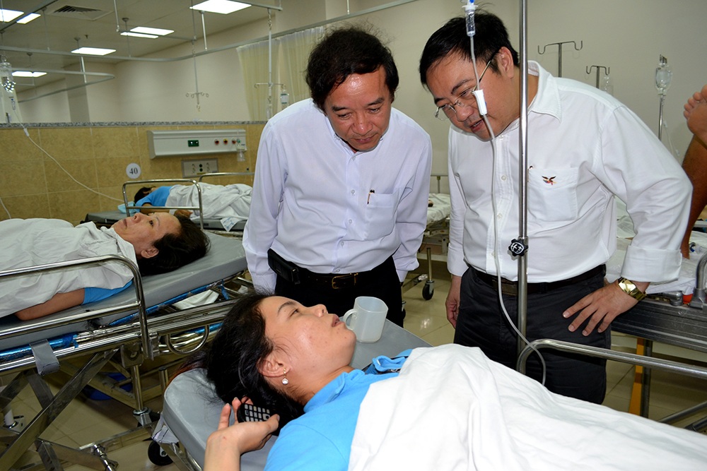 Đề nghị xử nghiêm công ty làm rò rỉ khí độc khiến hàng trăm người nhập viện - 2 Công nhân bị ngộ độc khí được đưa vào cấp cứu tại bệnh viện Đa khoa tỉnh Đồng Nai