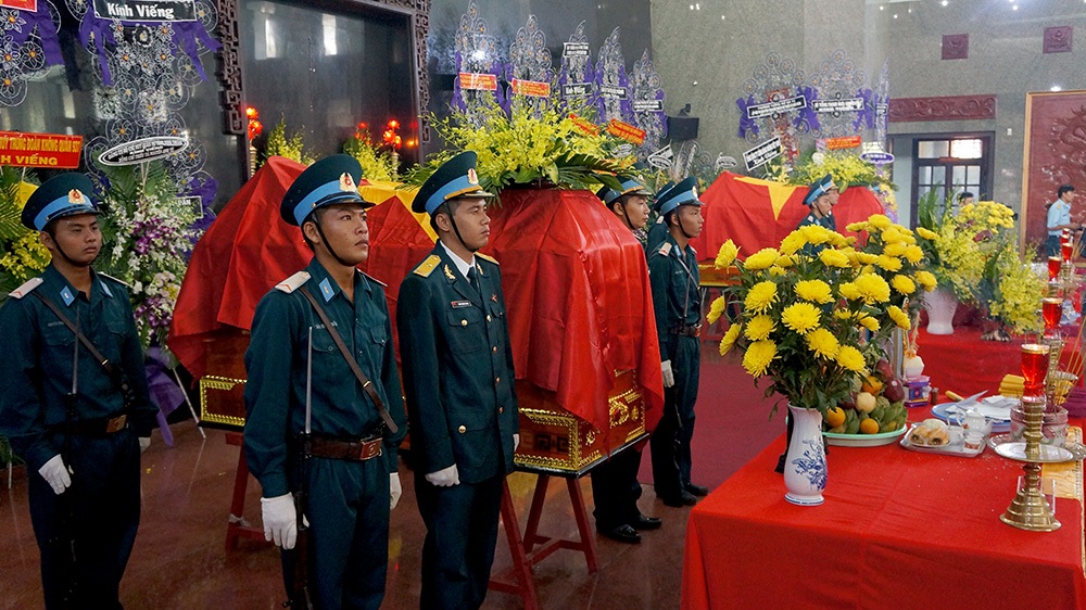 Tiễn biệt hai phi công Su – 22 hy sinh trên biển - 2 Tiễn biệt hai phi công Su – 22 hy sinh trên biển