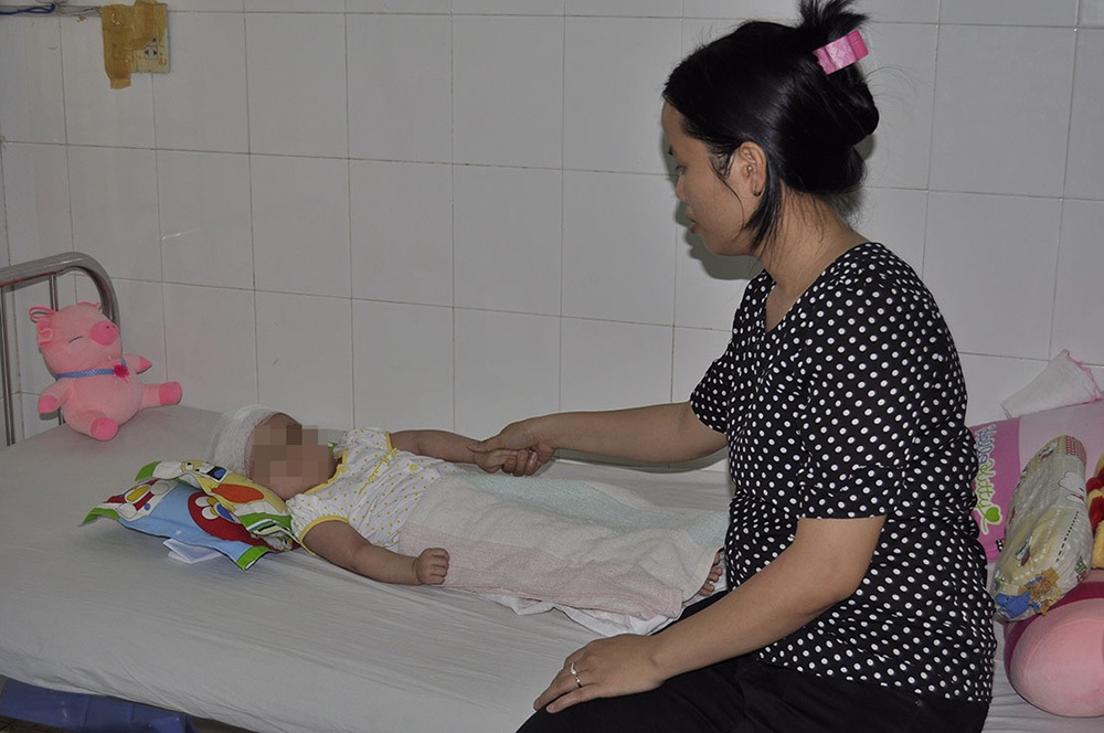 Ngã ở điểm giữ trẻ, bé 1 tuổi hôn mê hơn hai tháng - 1 Bé T. hiện vẫn đang được chữa trị tại bệnh viện Nhi đồng Đồng
Nai