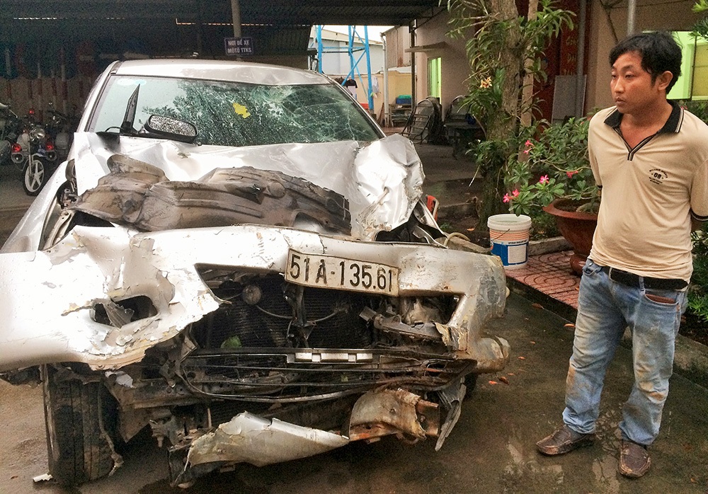 Truy đuổi 10km bắt xe ô tô 7 chỗ chở thuốc lá lậu - 1 Tài xế Thi và chiếc xe 7 chỗ hư hỏng nặng sau màn bỏ chạy 10km