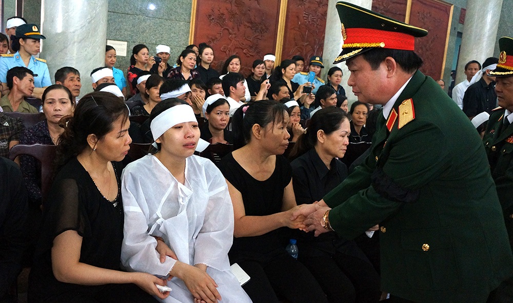 Tiễn biệt hai phi công Su – 22 hy sinh trên biển - 12 Chia buồn với người thân hai chiến sĩ hy sinh
