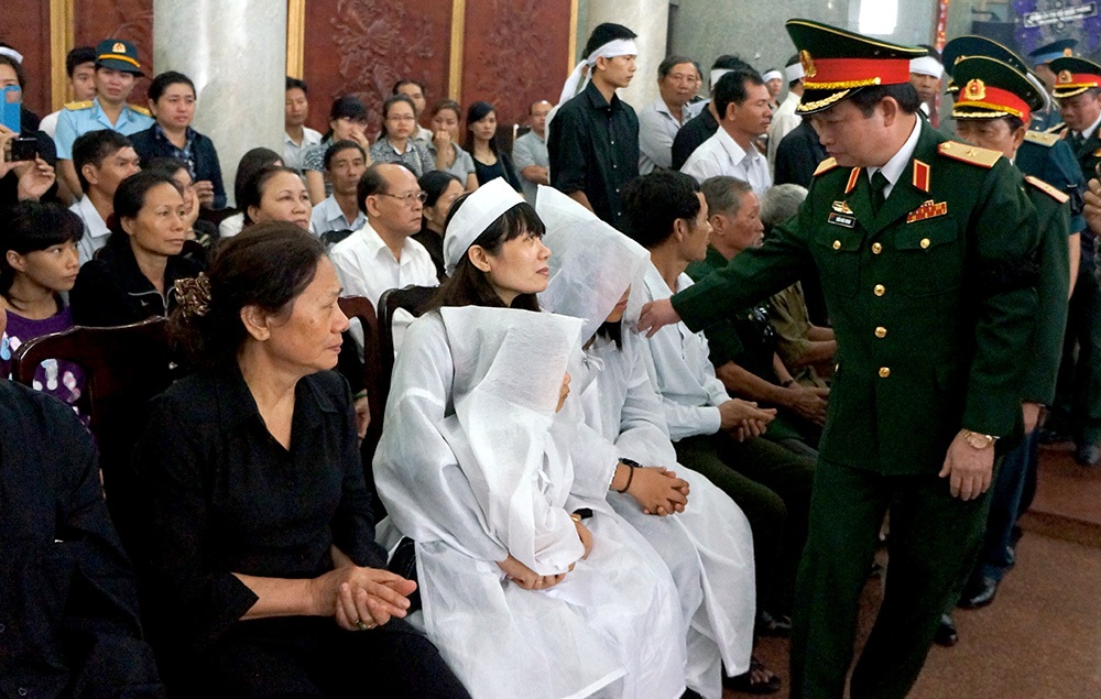 Tiễn biệt hai phi công Su – 22 hy sinh trên biển - 13 Chia buồn với người thân hai chiến sĩ hy sinh
