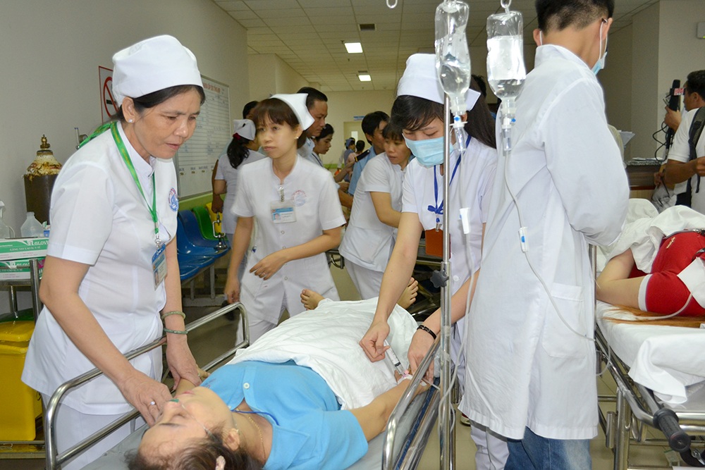 Đề nghị xử nghiêm công ty làm rò rỉ khí độc khiến hàng trăm người nhập viện - 1 Công nhân bị ngộ độc khí được đưa vào cấp cứu tại bệnh viện Đa khoa tỉnh Đồng Nai