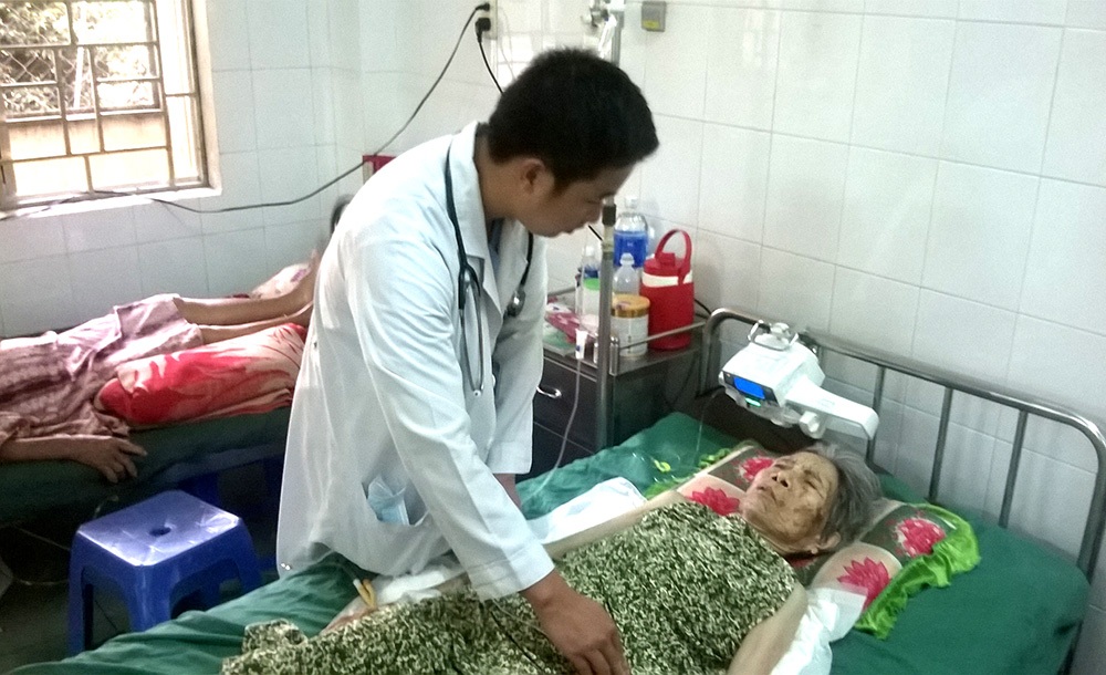 Mổ thành công cho cụ bà 100 tuổi lần đầu tiên phải đi bệnh viện - 1 Cụ bà Cao Thị Chuông hiện đang được các bác sĩ chăm sóc sau
ca mổ