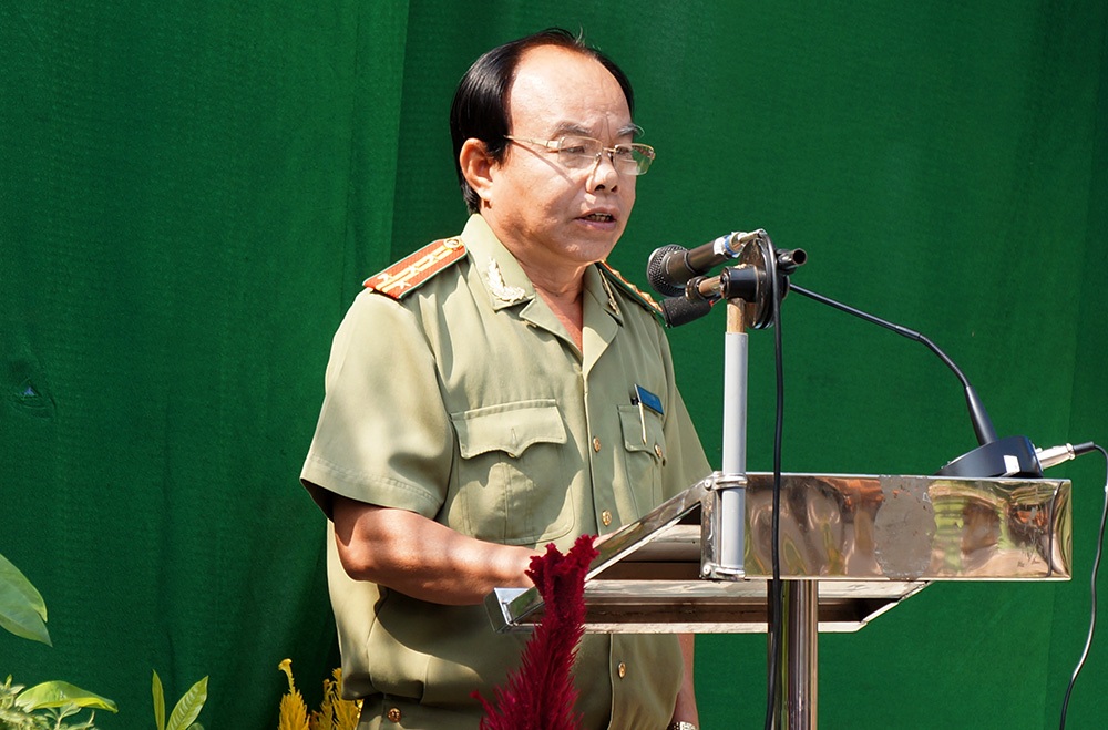 Cảnh sát nổ súng cảnh cáo, “quái xế” vẫn rú ga tông thẳng 2 cán bộ - 2 Đại tá Lê Ngọc Hữu – Phó giám đốc Công an tỉnh Bình Dương kêu gọi người dân tố giác quái xế.