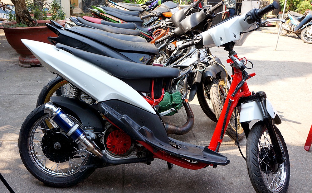 Cảnh sát nổ súng cảnh cáo, “quái xế” vẫn rú ga tông thẳng 2 cán bộ - 1 Dàn xe khủng của quái xế Bình Dương bị lực lượng chức năng thu giữ