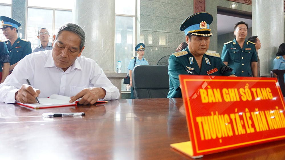 Tiễn biệt hai phi công Su – 22 hy sinh trên biển - 4 Đại diện các đoàn đến viếng ghi sổ tang tại lễ viếng