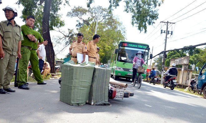 Một nài xe chở thuốc lá lậu đang đại náo Tỉnh lộ 3