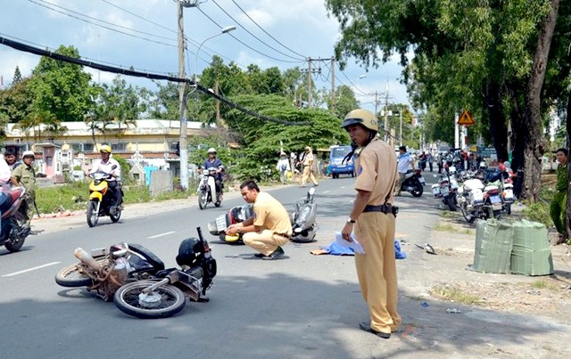 Ba người dân đã bị thương do sự liều lĩnh, manh động của nài chở thuốc lá lậu