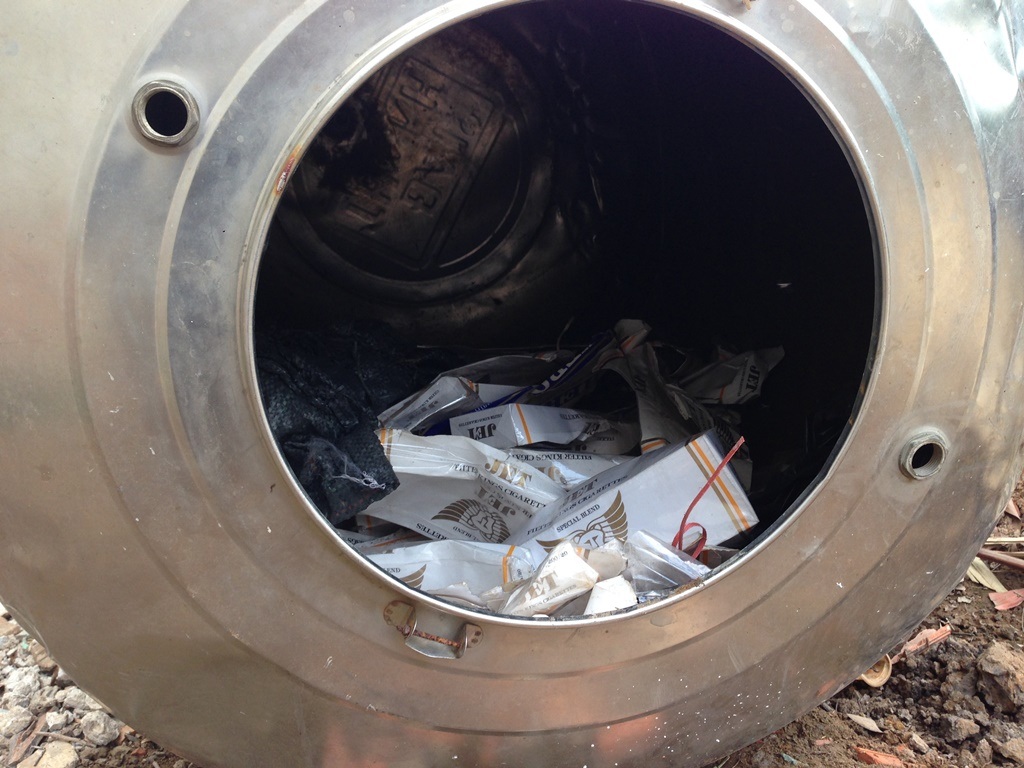 Thuốc lá lậu được cất giấu, tẩu tán rất nhanh khi có lực lượng chức năng xuất hiện