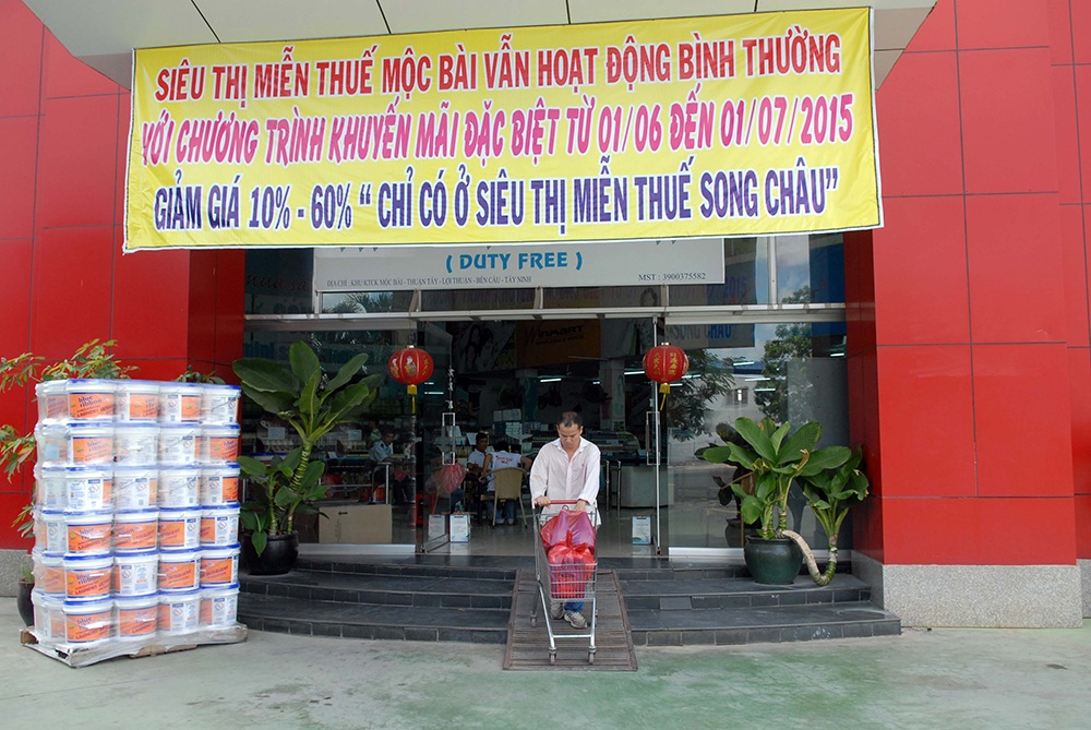 Ế ẩm "chợ chiều" ở ba siêu thị miễn thuế vùng biên - 7 Dù đã hạ giá khủng ở nhiều mặt hàng nhưng lượng người đến các siêu thị miễn thuế vẫn thưa thớt