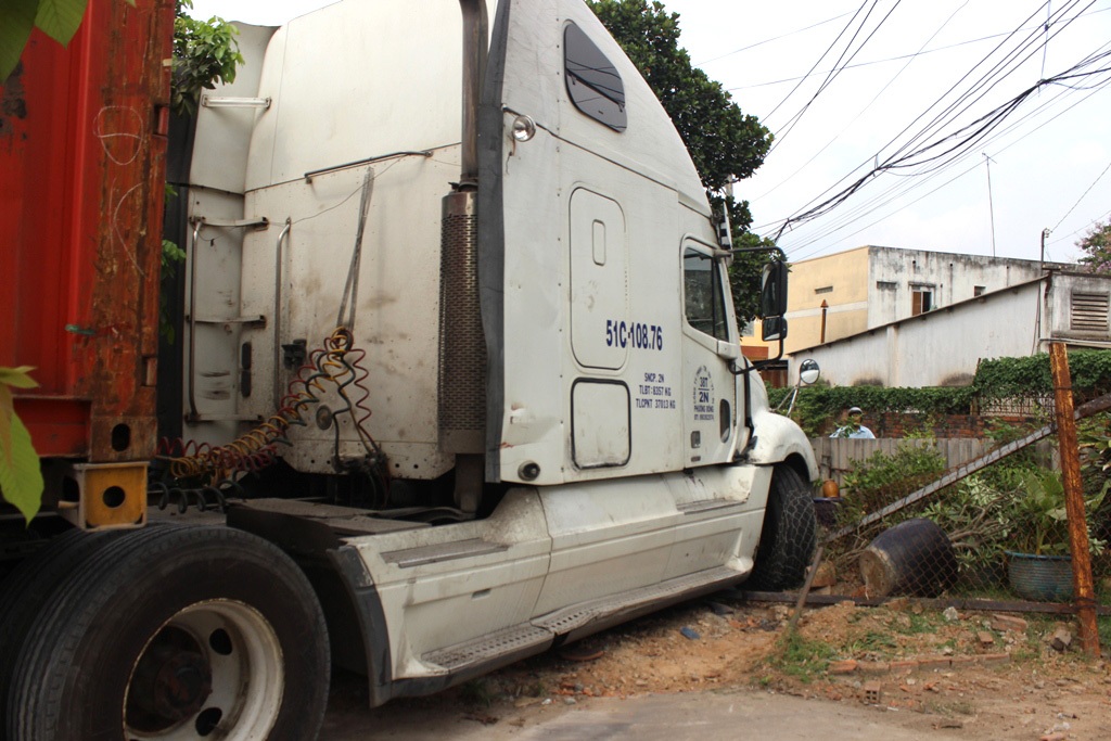 Xe container “đại náo” đường phố, lao vào nhà dân - 2 Sau khi gây tai nạn liên hoàn, xe container lao thẳng vào
nhà dân