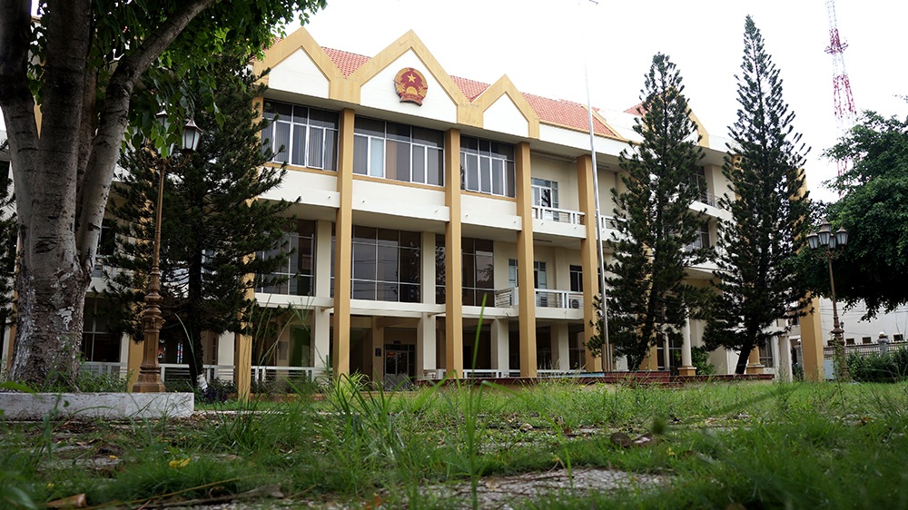 Những khu đất “vàng” bị bỏ hoang - 2 Cỏ mọc kín sân bên trong trụ sở cũ của UBND TP. Thủ Dầu Một