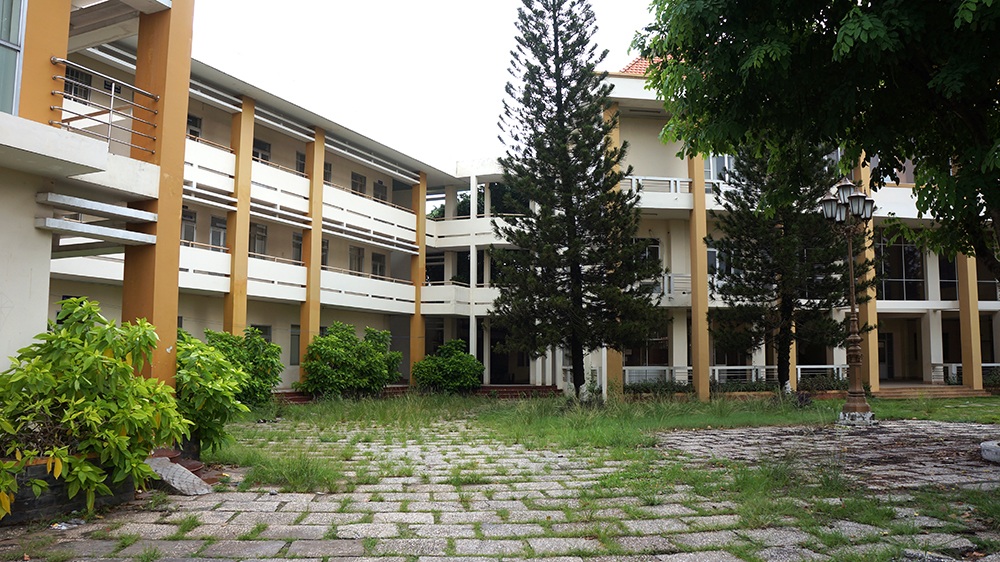 Những khu đất “vàng” bị bỏ hoang - 8 Khu nhà 3 tầng khang trang bỏ hoang