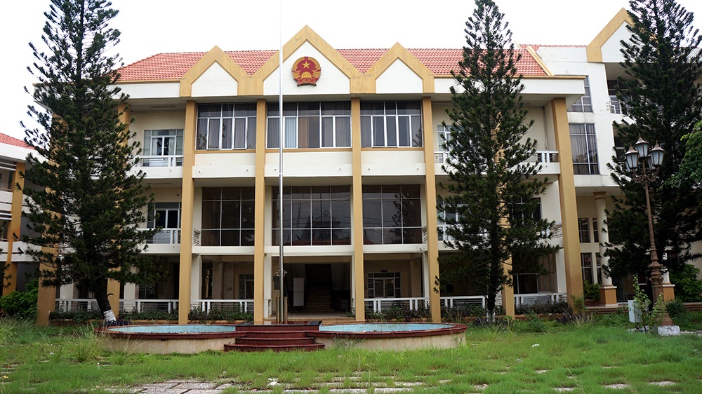 Những khu đất “vàng” bị bỏ hoang - 6 Cỏ mọc kín sân