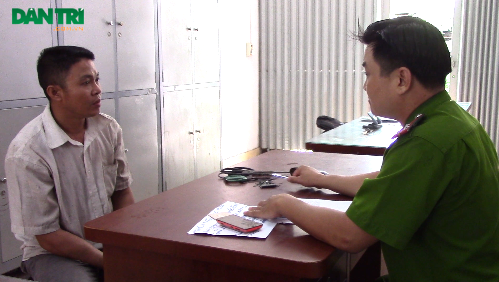 Bắt tại trận “đinh tặc” đang ném đinh tự chế “bẫy” người đi đường - 1 Đinh tặcNghiêm Văn Long đang khai nhận tại cơ quan công an