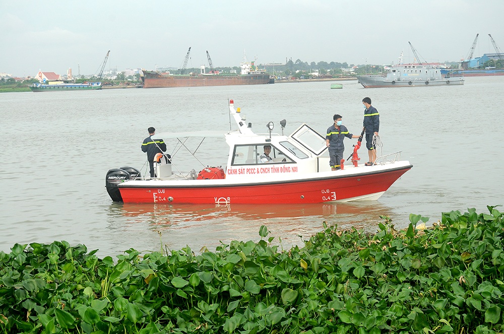 Lực lượng chức năng tiến hành vớt thi thể nạn nhân