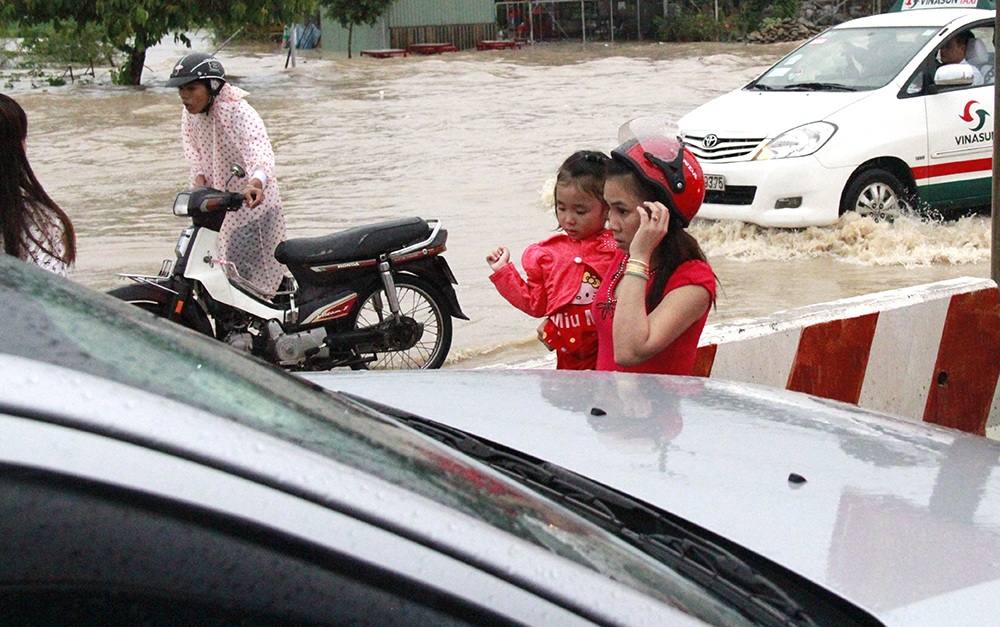 Quốc lộ 13 bị ngập nặng khiến các phương tiện rất khó khăn khi lưu thông