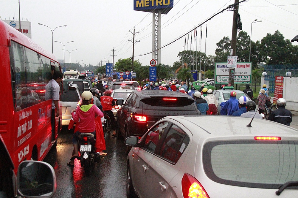 Các phương tiện ùn lại trên quốc lộ 13