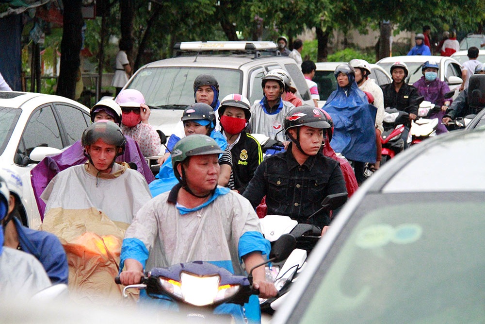 Các phương tiện ùn lại trên quốc lộ 13