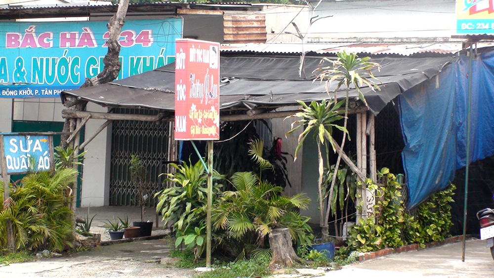 Khởi tố vụ côn đồ truy sát nạn nhân từ nhà đến bệnh viện - 1 Hiện trường nơi nhóm côn đồ chém ông Phin Dũng trọng thương